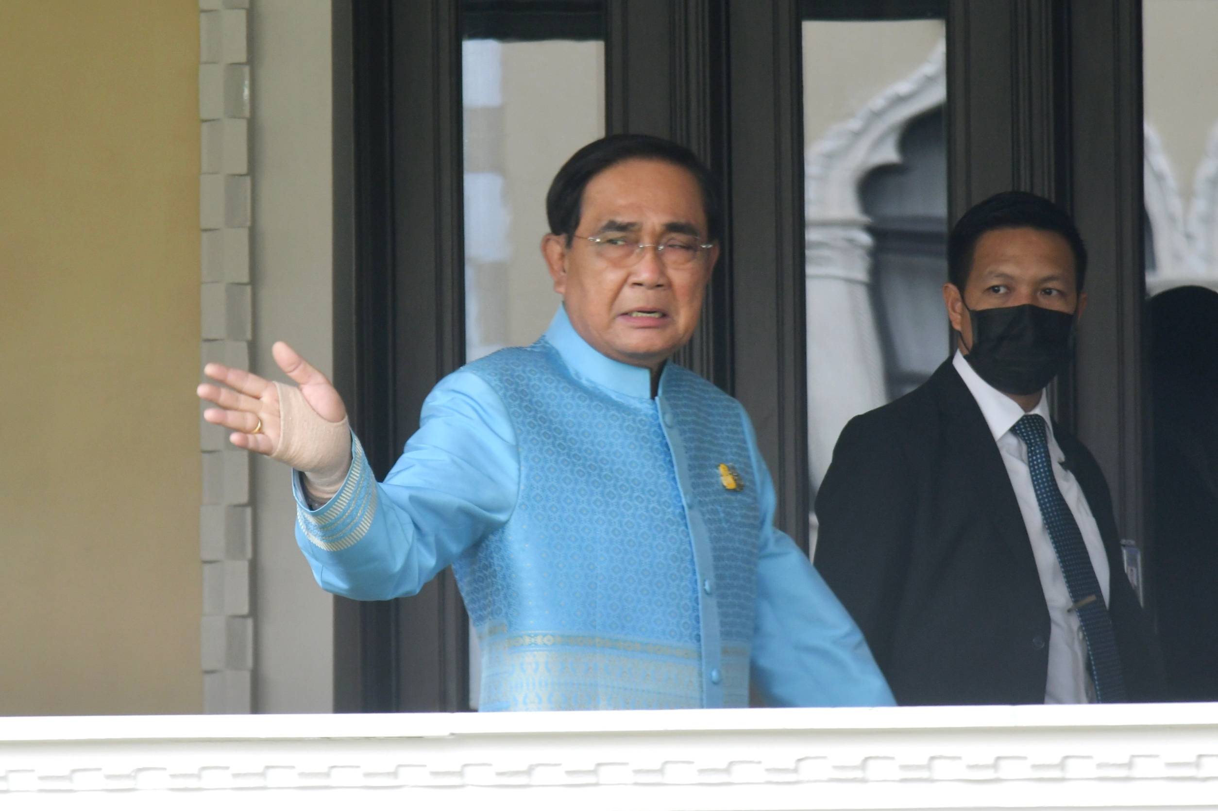 "บิ๊กตู่" ปัดตอบปม "ไอทีวี-แก้หนี้รถไฟฟ้าสายสีเขียว" บอกอะไรไม่มีประโยชน์ ไม่ต้องถาม