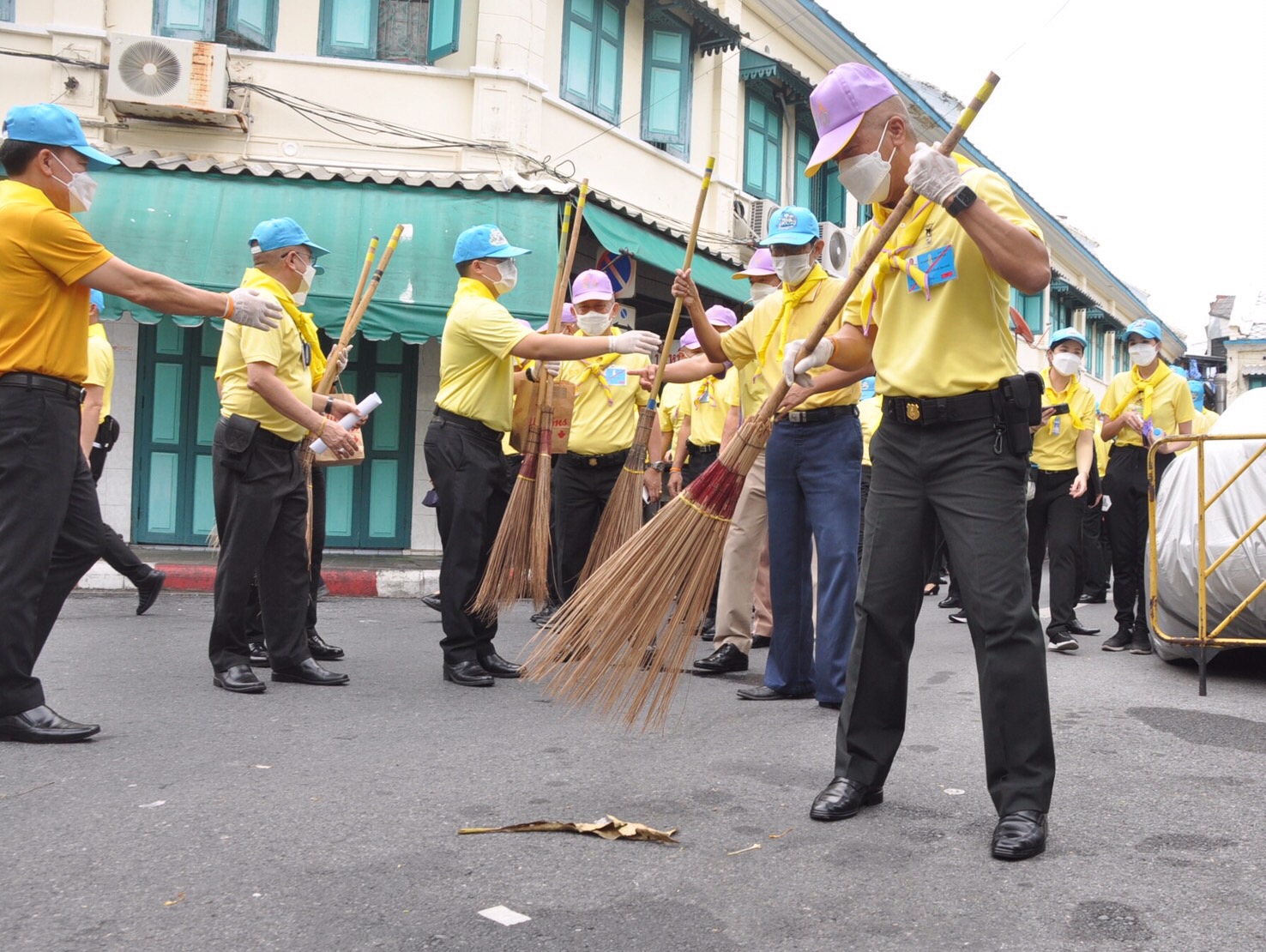 ปลัดกระทรวงกลาโหมนำกำลังพลจิตอาสา จัดกิจกรรม "เราทำความ ดี ด้วยหัวใจ" บริเวณชุมชนโดยรอบศาลาว่าการกลาโหม