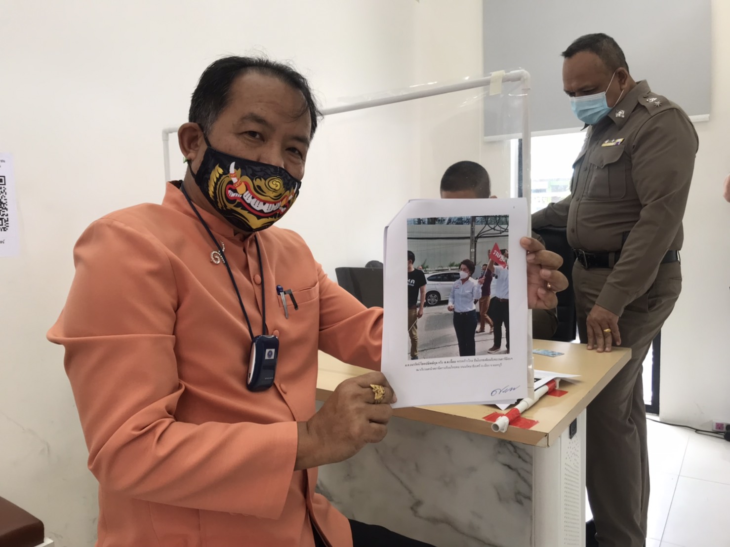 ร่วมคาร์ม็อบ-คอลเอ้าท์ก็ผิด "ศรีสุวรรณ" บุก สภ.รัตนาธิเบศร์แจ้งความเอาผิด "เจี๊ยบ นครปฐม" 