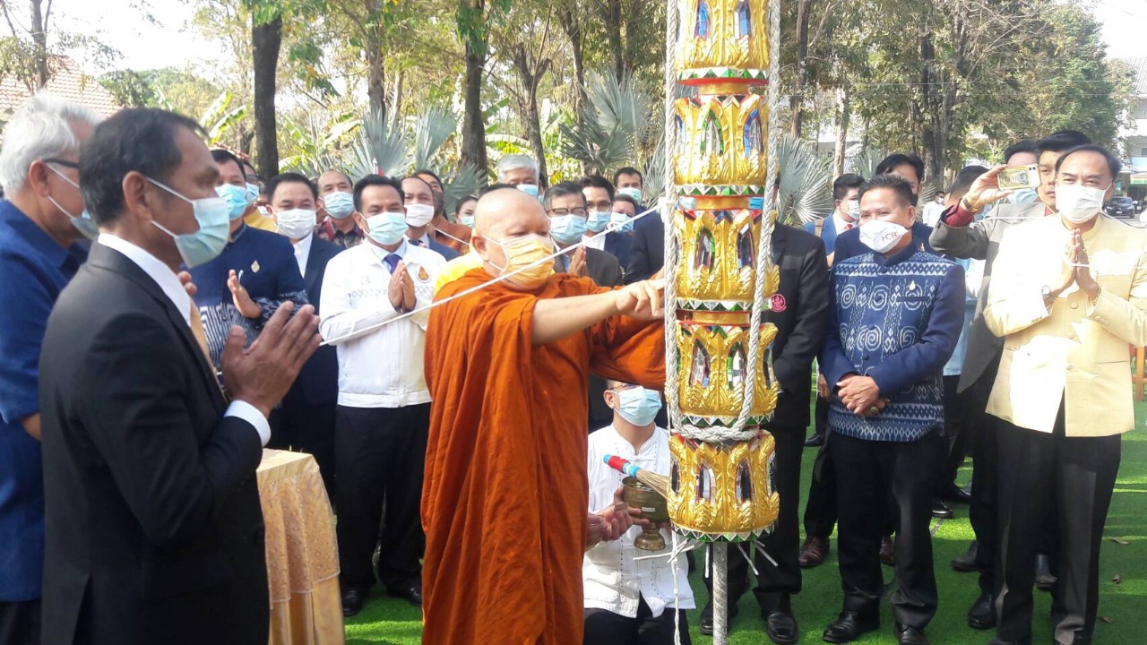 สพม.เขต 21 จัดพิธียกยอดบุษบกที่ประดิษฐานหลวงพ่อพระใสจำลอง เพื่อเป็นที่ยึดเหนี่ยวจิตใจ 