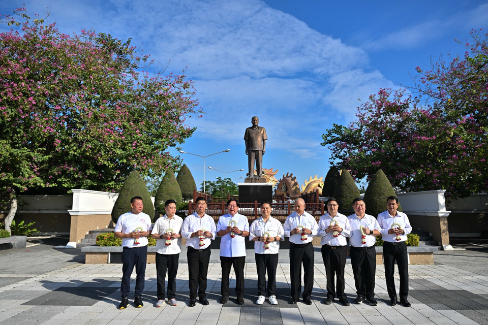 “ลูกท้อป” นำอดีตสส.ไหว้อำลาพ่อบรรหาร! “ประภัตร” กลั้นน้ำตาเปิดใจ “ขอลาชั่วคราว” เดินตาม “วราวุธ” ทิ้งรัง “ชาติไทยพัฒนา”สุพรรณฯ 