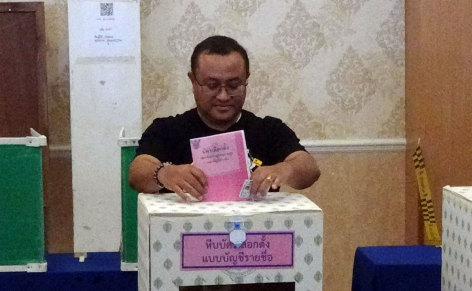 ผู้ว่าฯ ร้อยเอ็ด นำสาธิตเลือกตั้ง สส.และออกเสียงประชามติ สร้างความเข้าใจขั้นตอน