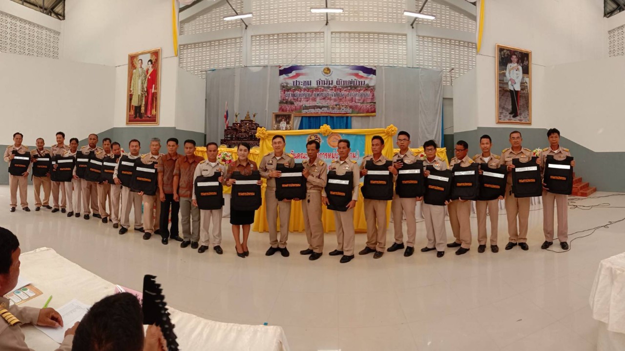 สร้างขวัญกำลังใจฝ่ายปกครอง... “นายกกระแต” นายก อบต.หนองหลวง อ.เฝ้าไร่ มอบเสื้อเกราะกันกระสุนให้กับกำนัน ผู้ใหญ่บ้าน ต.หนองหลวง จำนวน 20 ตัว