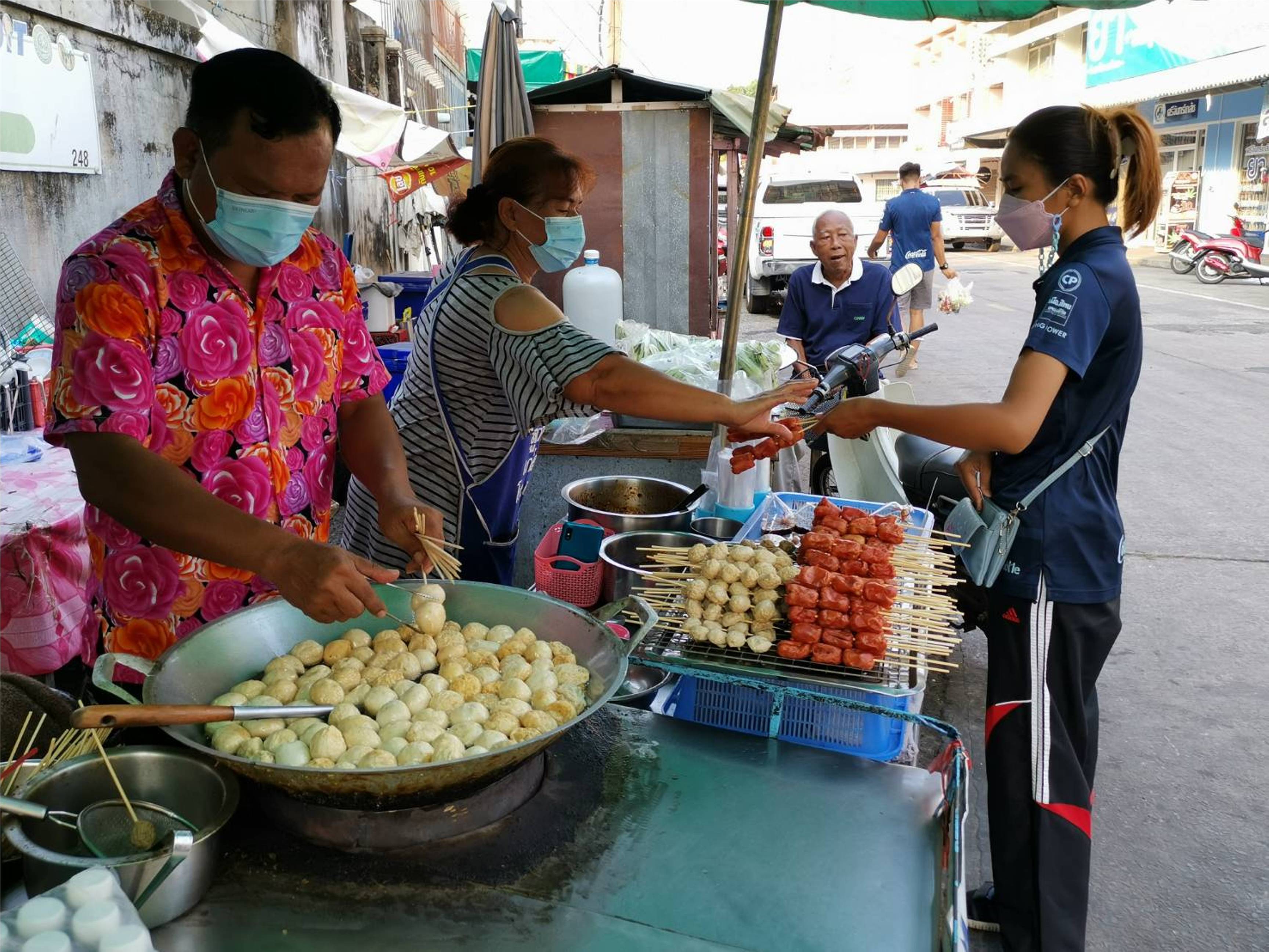 บุรีรัมย์ หยุดยาวสงกรานต์ ปชช.-นทท.แห่ซื้อลูกชิ้นยืนกิน และเป็นของฝากแน่น ยอดขายพุ่ง