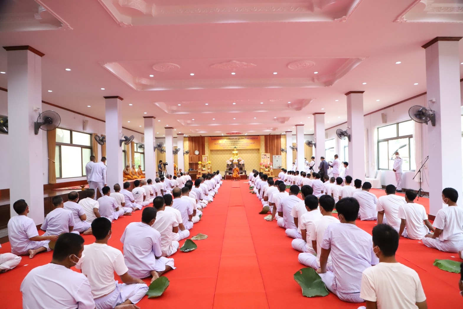 ชาวสุราษฎร์ธานีอุปสมบทใหญ่ 104 รูปถวายพระพรชัยมงคลพระองค์ภา 