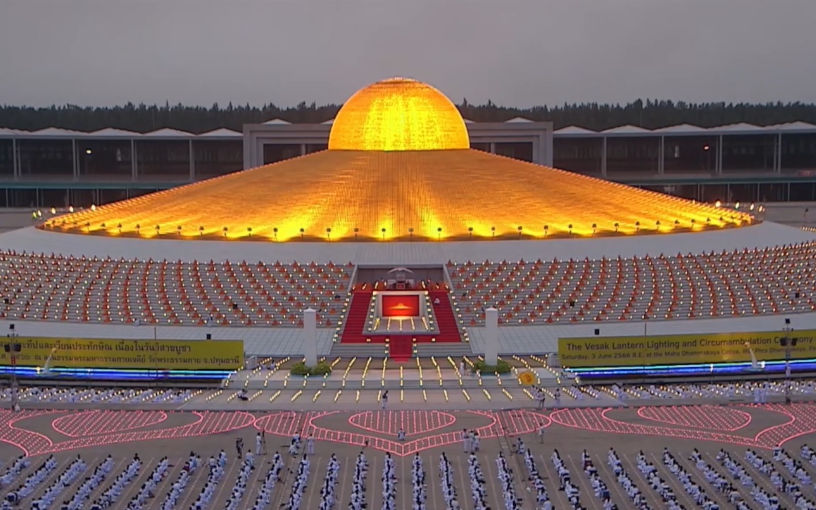 วัดพระธรรมกายจุดวิสาขประทีปถวายเป็นพุทธบูชาในวันวิสาขบูชาที่เจดีย์พระพุทธเจ้าล้านพระองค์