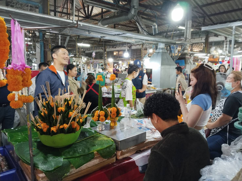 "ธนาธร" ควงทีมพรรคประชาชนเดินตลาดลำพูน ฝากเขต 1–2 มั่นใจคว้าชัยเลือกตั้ง 2569