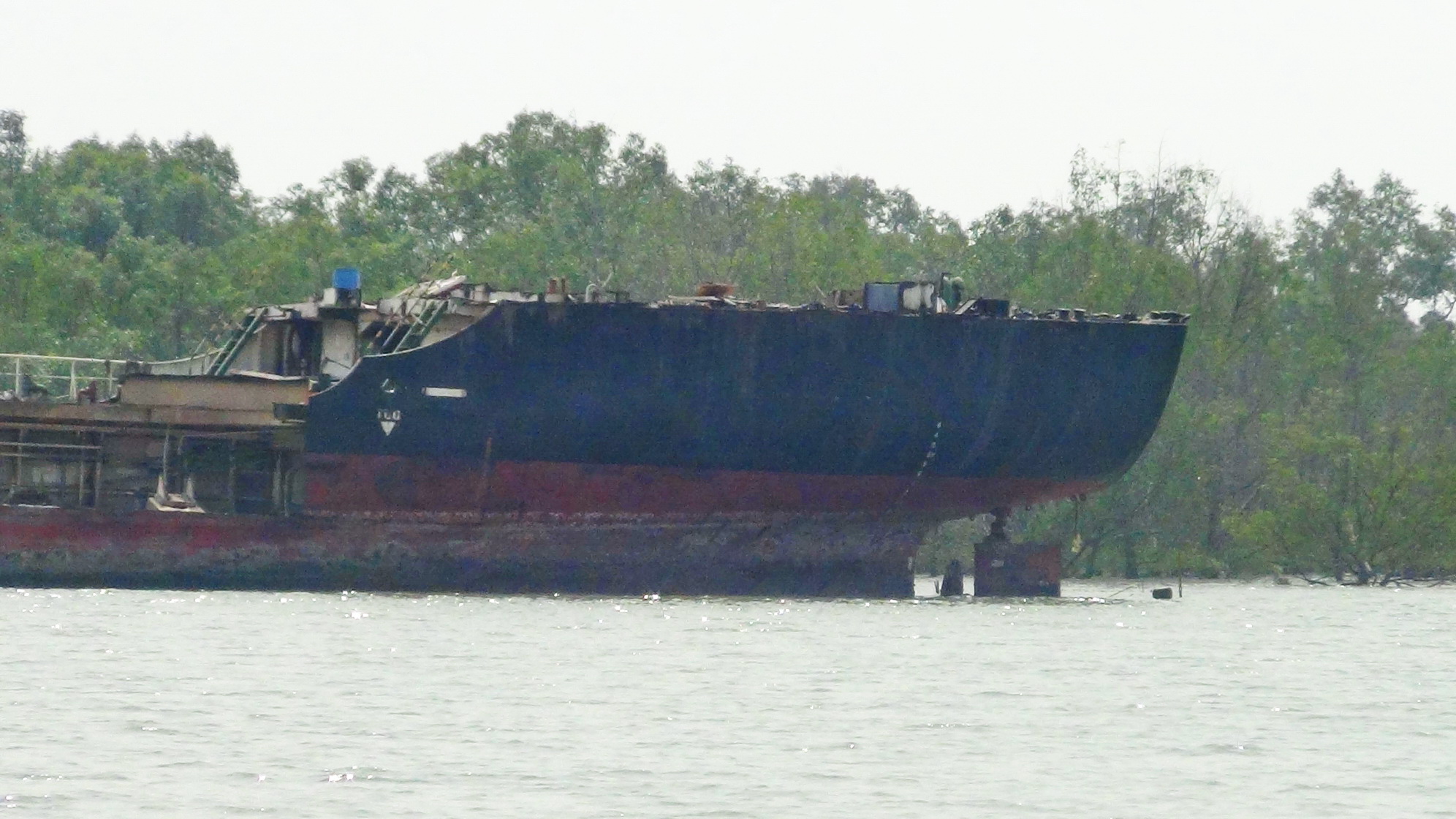 ซากเรือยักษ์ ลอยป่วนปากอ่าวบางปะกง คลื่นลมแรงซัดปะทะท่าเรือ กฟผ.พังเสียหาย