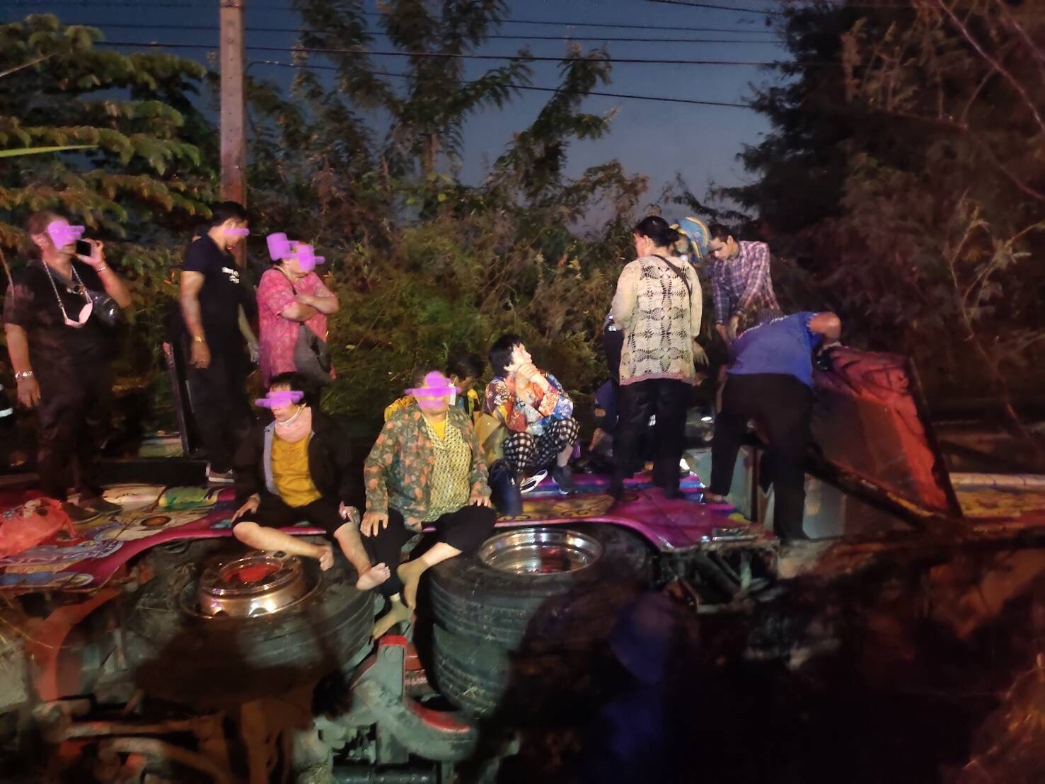 บุรีรัมย์​ ทัวร์คณะกฐินยางระเบิด​ เสียหลักพลิกคว่ำ​ เสียชีวิต 1 บาดเจ็บ 7  