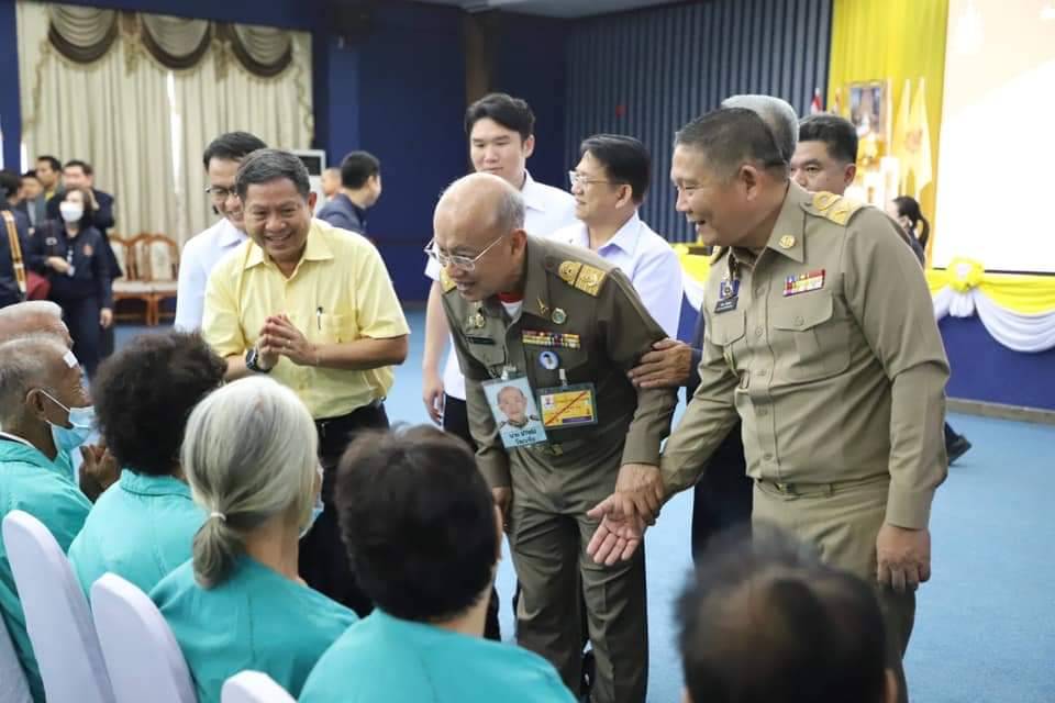 องคมนตรี พร้อมด้วยราชเลขานุการในพระองค์ฯ ตรวจเยี่ยมหน่วยแพทย์อาสาออกรักษาโรคตาและทันตกรรมชาวอ่างทอง