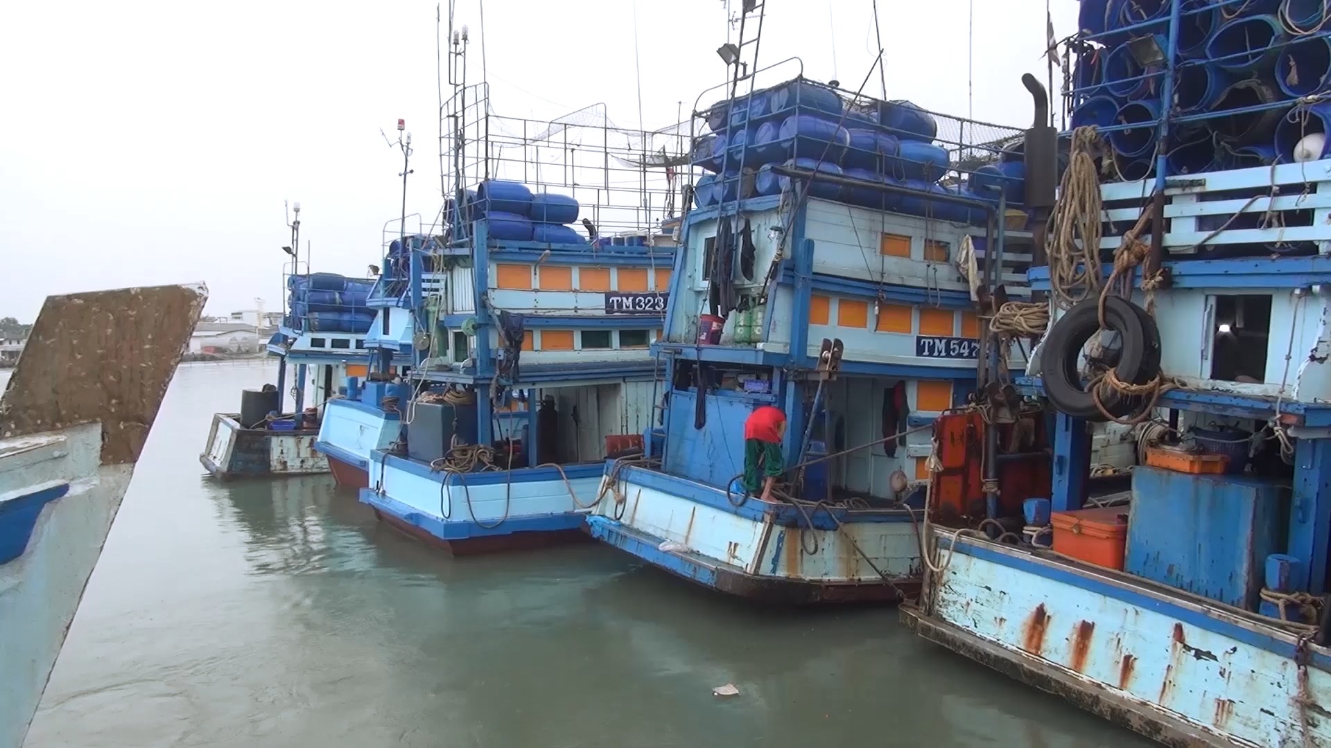 สภาพอากาศแปรปรวนเรือประมงจอดรอไม่กล้าออกหวั่นเจอคลื่นลมแรง