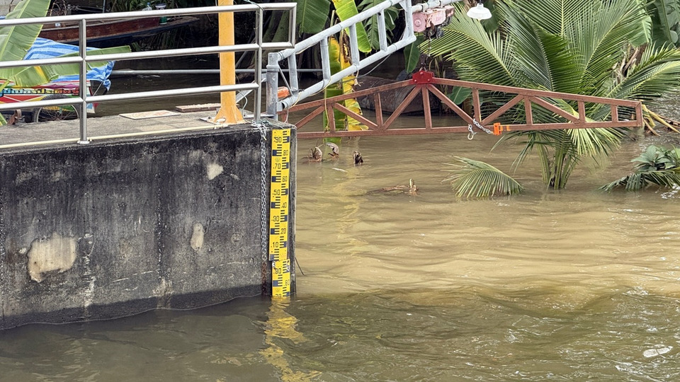 ปทุมธานีน้ำท่วมยืดเยื้อ ทต.บ้านกลางช่วย 500 หลังคาเรือน-2 โรงเรียนสอนออนไลน์