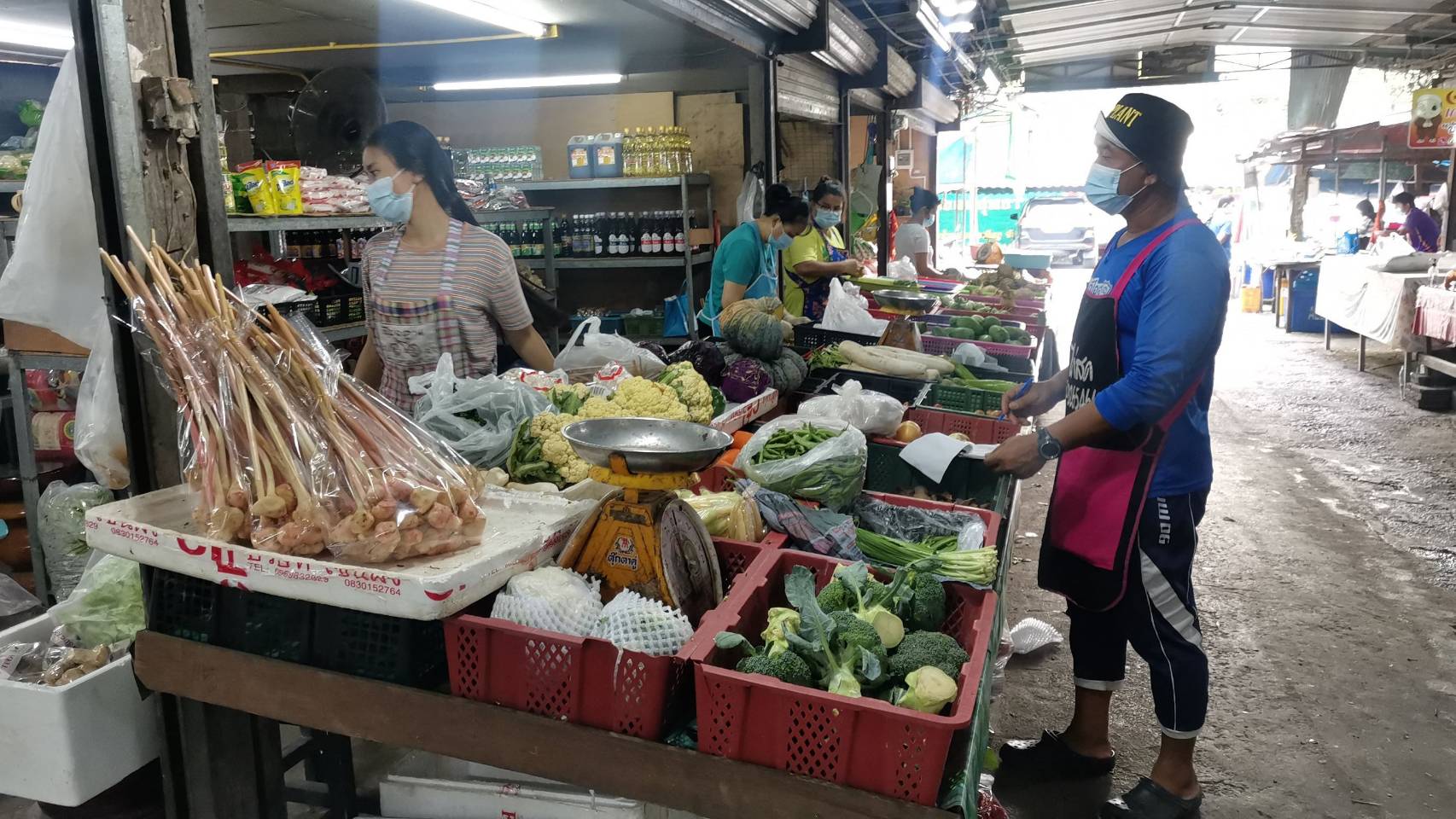 ผักในตลาดสดกราภูงา หลายชนิดเริ่มปรับราคาสูงขึ้น เนื่องจากแหล่งปลูกผักในภาคกลาง หลายจังหวัดน้ำท่วม 