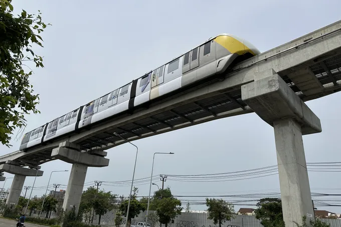 รถไฟฟ้าสายสีเหลืองขัดข้องซ้ำอีก จุดสับรางสถานีหัวหมาก ปรับเดินรถเป็น 4 ช่วง นานสุด 25 นาที/ขบวน