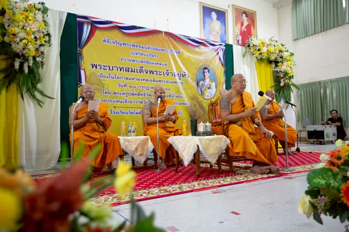 คณะสงฆ์วัดไผ่ล้อม นำข้าราชการ ครูนักเรียน 2 โรงเรียน เจริญพระพุทธมนต์บทรัตนปริตร ถวายในหลวง 