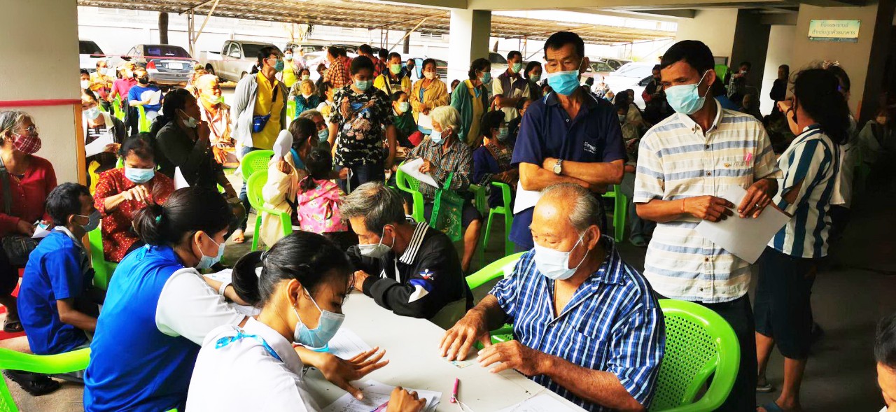 พิจิตร​วุ่น! ชาวบ้านนับพันคนบุก ธ.กรุงไทยแย่งลงทะเบียน"เราชนะ" 
