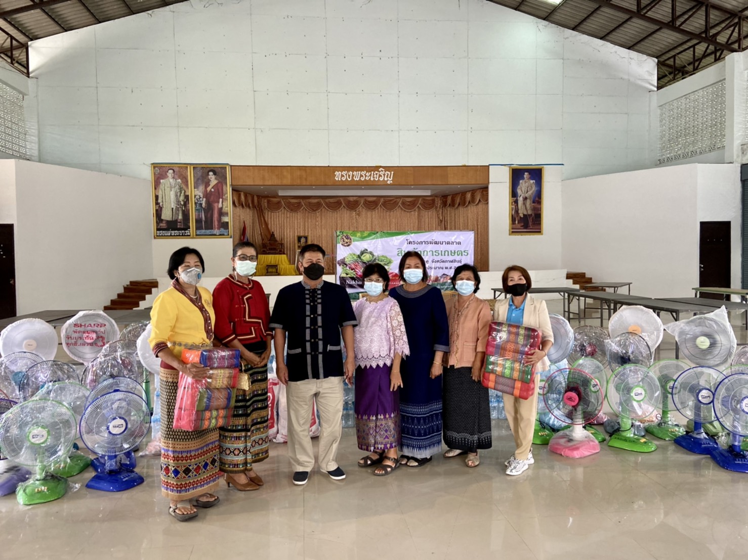 คนเมืองกุดสิมนารายณ์ไม่ทอดทิ้งกัน  มอบสิ่งของ-น้ำดื่มรพ.สนามช่วยผู้ป่วยรักษาโควิด
