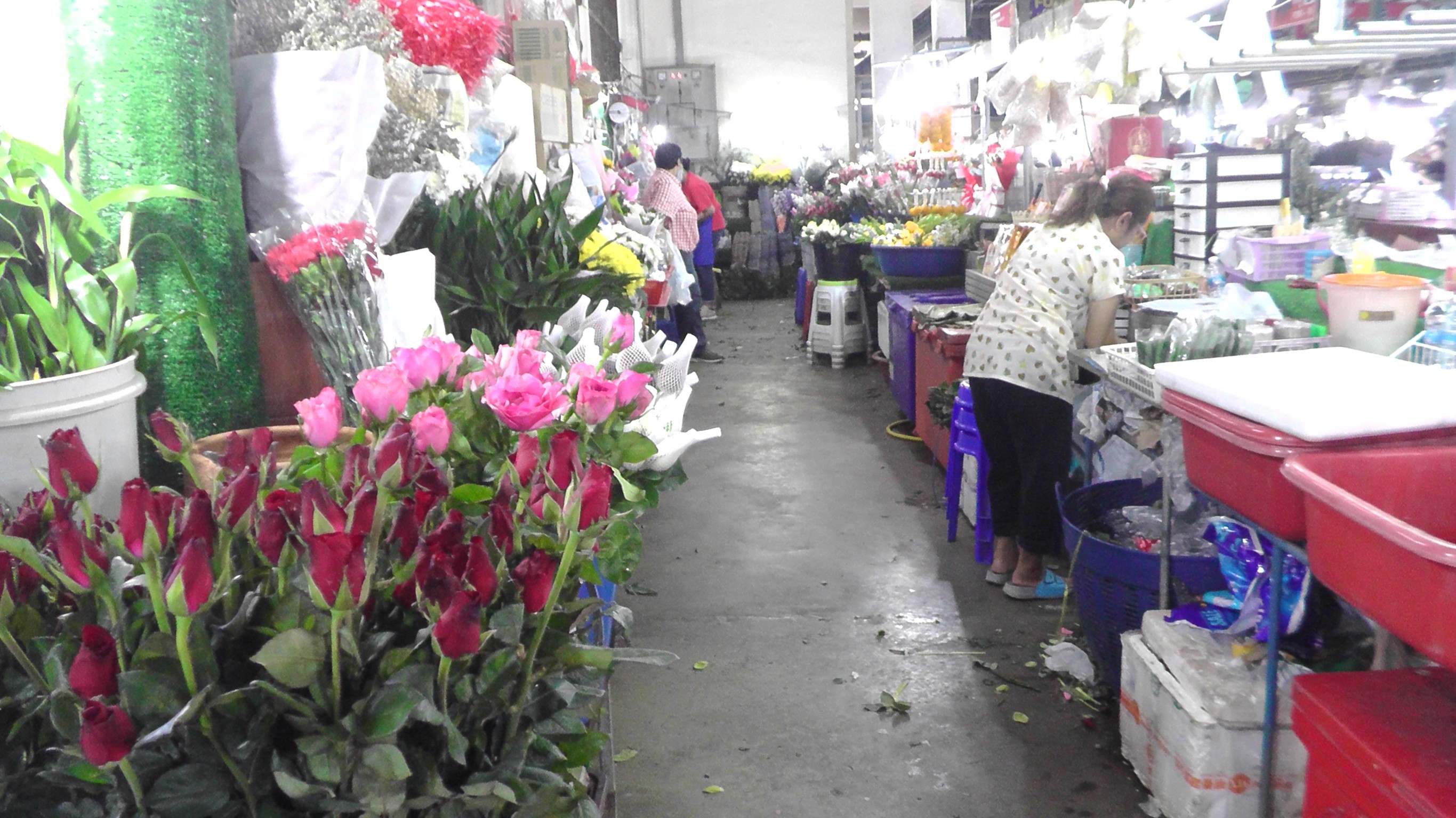 วันแห่งความรัก วัยรุ่นหนุ่มสาวซื้อดอกกุหลาบน้อยลง ร้านขายดอกกุหลาบตลาดสดมหาราชจ.กระบี่ซบเซา 