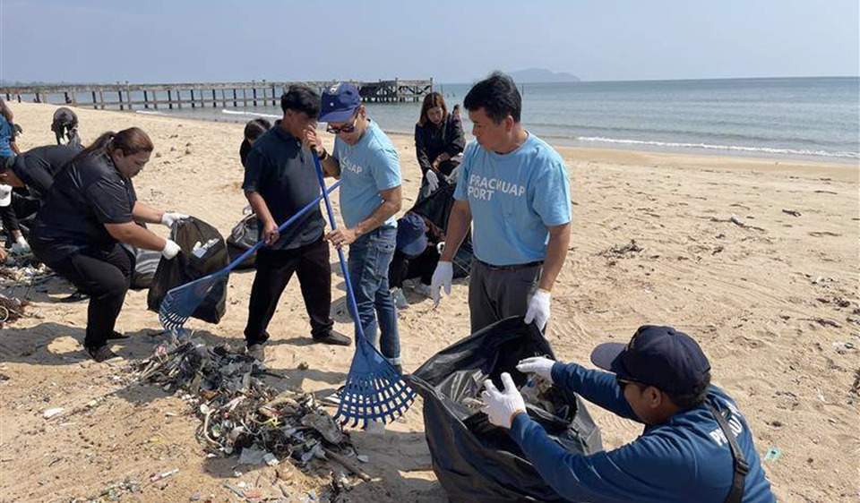 ทรภ.1 จัดเก็บขยะชายหาดบ้านหนองเสม็ด ประจวบฯ มุ่งสู่วันทะเลโลก