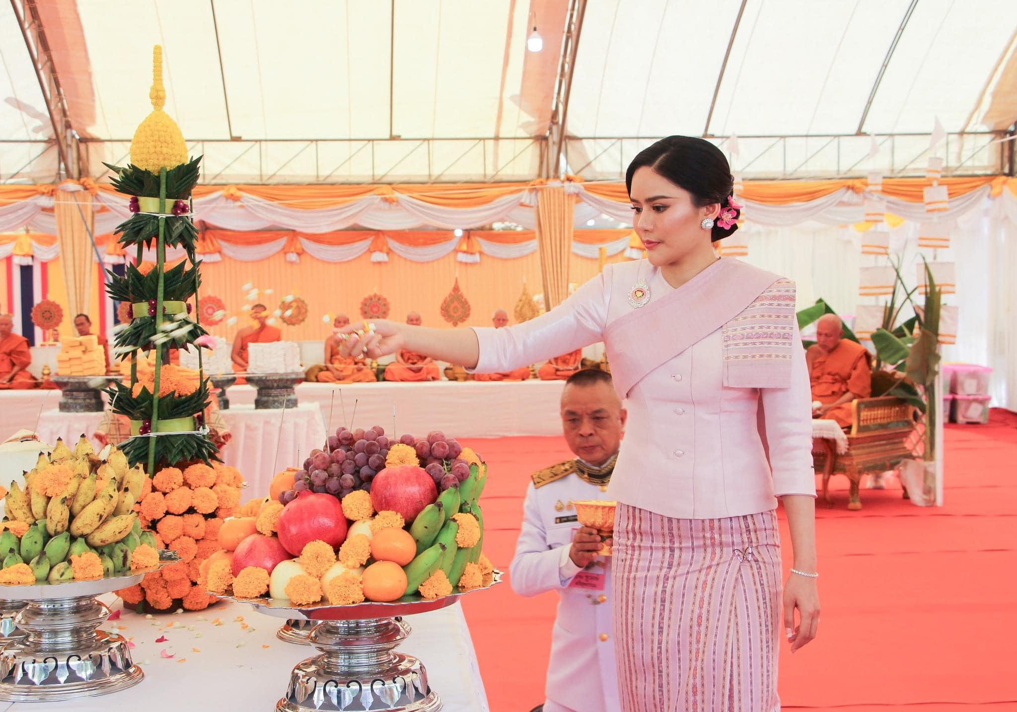 "พล.ต.หญิง ท่านผู้หญิงอรอนงค์" เป็นผู้แทนพระองค์ ถวายผ้าพระกฐินพระราชทาน พิธีเททองหล่อยอดพระเกศพระพุทธปิยนาฏวชิรพัทธ์ ณ วัดท่าสะแบง ร้อยเอ็ด