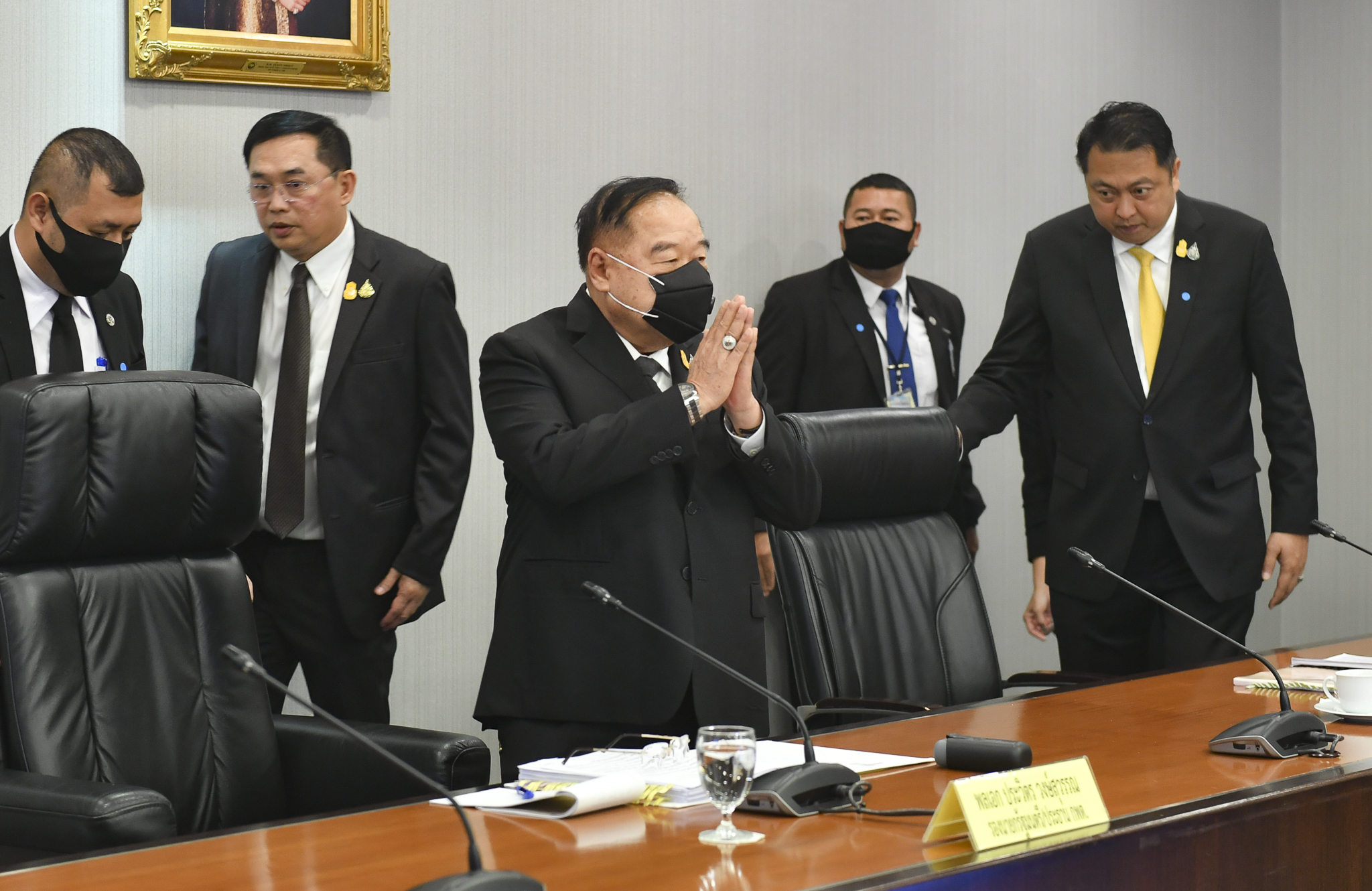 "ประวิตร" สั่งติดซีซีทีวีตามแนวชายแดน ป้องกันลักลอบเข้าไทย 