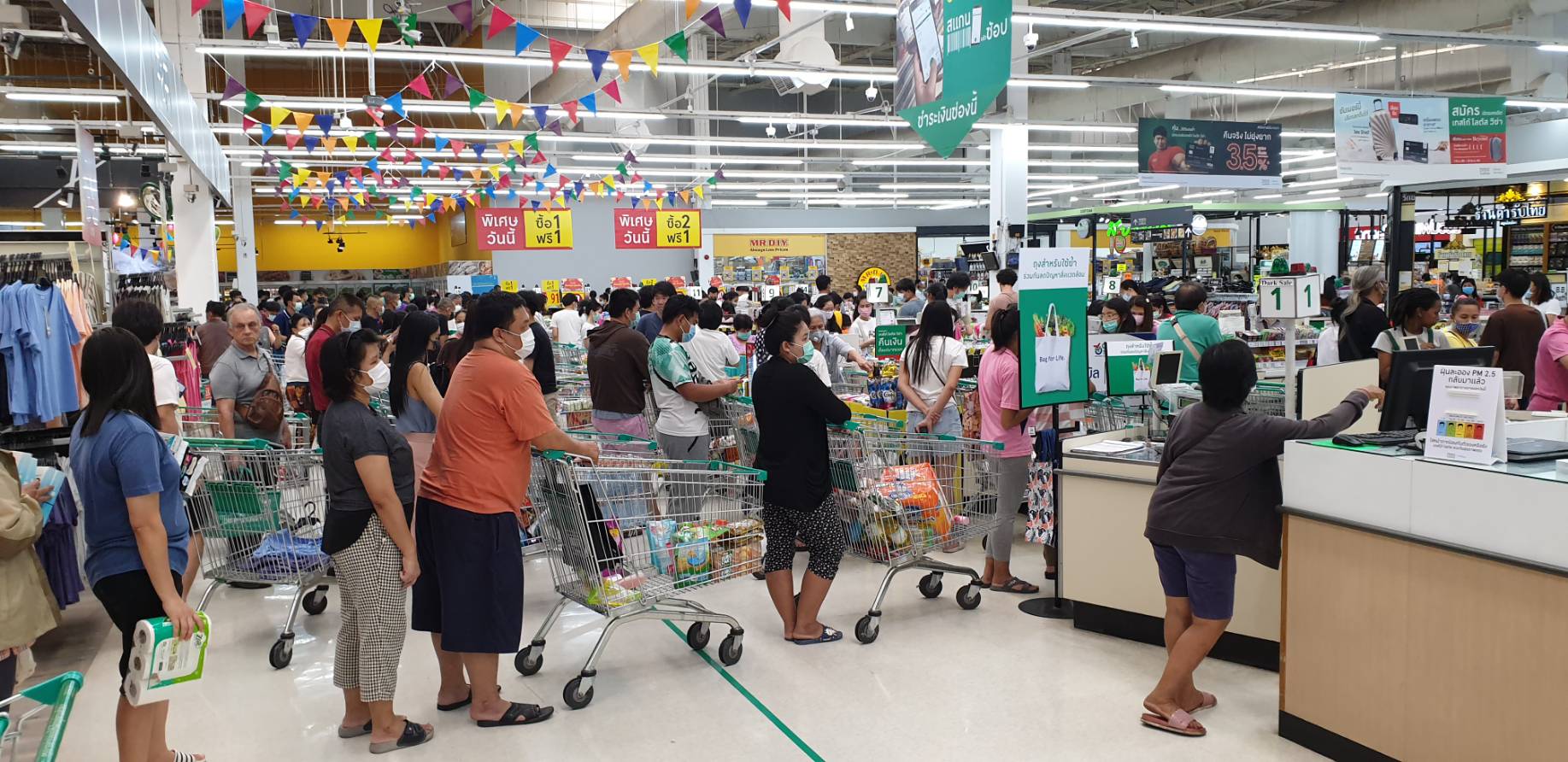 ปชช.แห่ซื้อตุนอาหารยามฉุกเฉินแน่น เมินรบ.ยันสินค้าเพียงพอ