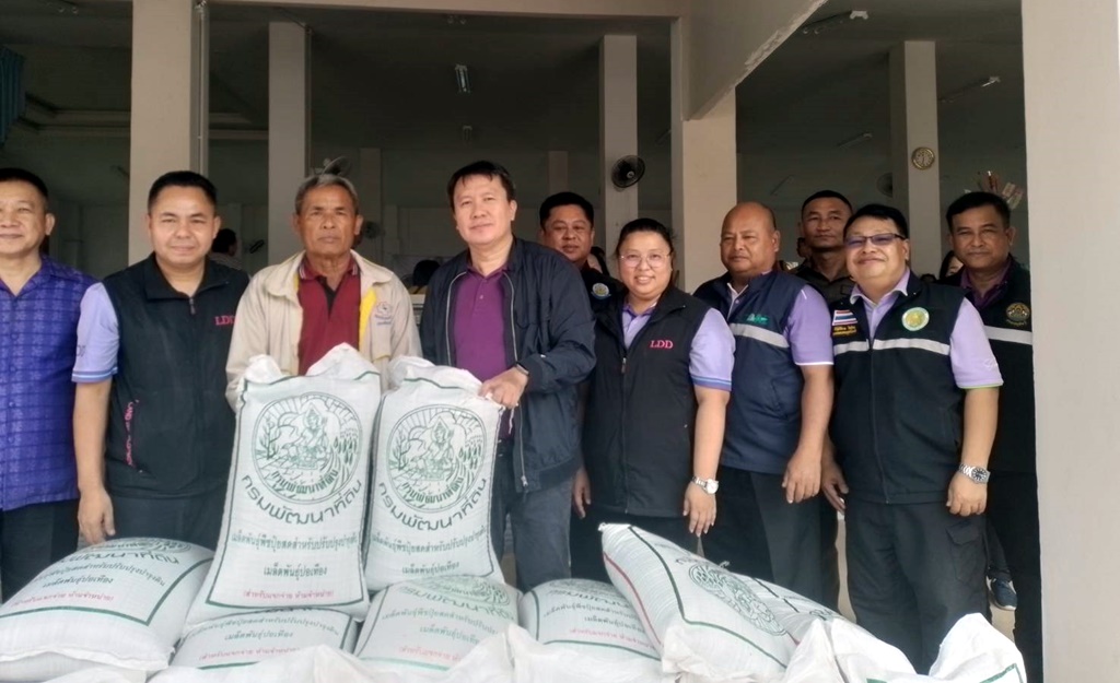 ผอ.ชป.ตาก ร่วมมอบปัจจัยการผลิตช่วยเหลือเกษตรกร ที่ประสบอุทกภัย