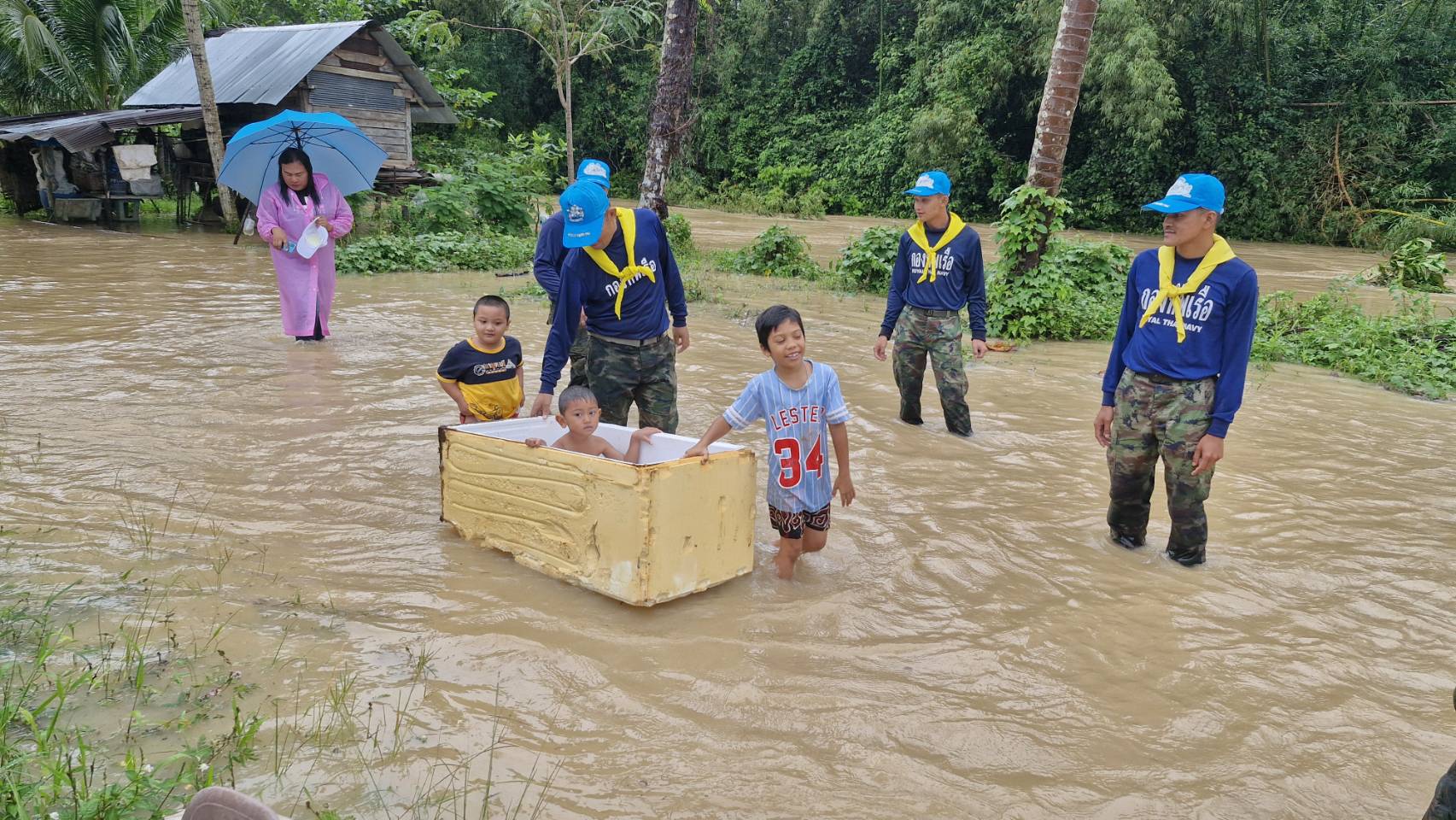 ทัพเรือภาคที่ 3 เร่งช่วยเหลือชาวสตูล หลังน้ำป่าท่วมบ้านเรือน คลองควนโดนเอ่อล้น ถนนถูกน้ำตัดขาด