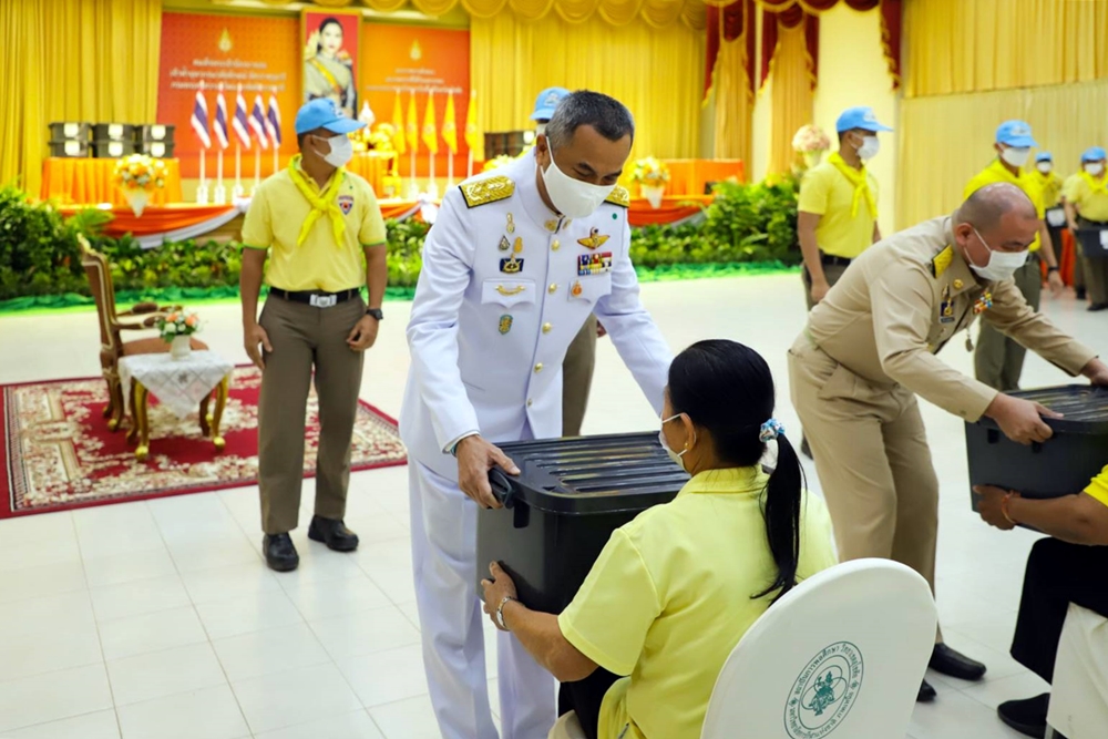 สมเด็จเจ้าฟ้าฯ กรมพระศรีสวางควัฒน วรขัตติยราชนารี พระราชทานสิ่งของช่วยเกษตรกรสุโขทัยได้รับผลกระทบจากโรคสุกรระบาด