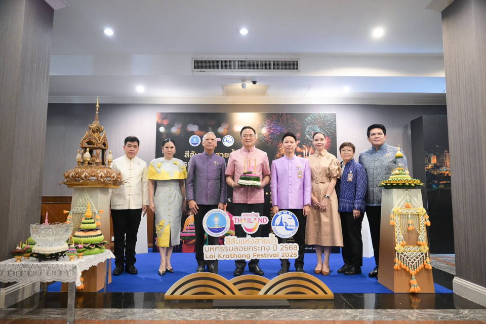 นายกฯ เผย ทำบุญให้ “เจ้าพระยารามราฆพ” เจ้าของบ้านนรสิงห์ ตามประเพณี ปัด ขออยู่ยาว ก่อนร่วมลอยกระทงบอกเอาความขมขื่นไปทิ้งแม่โขง 