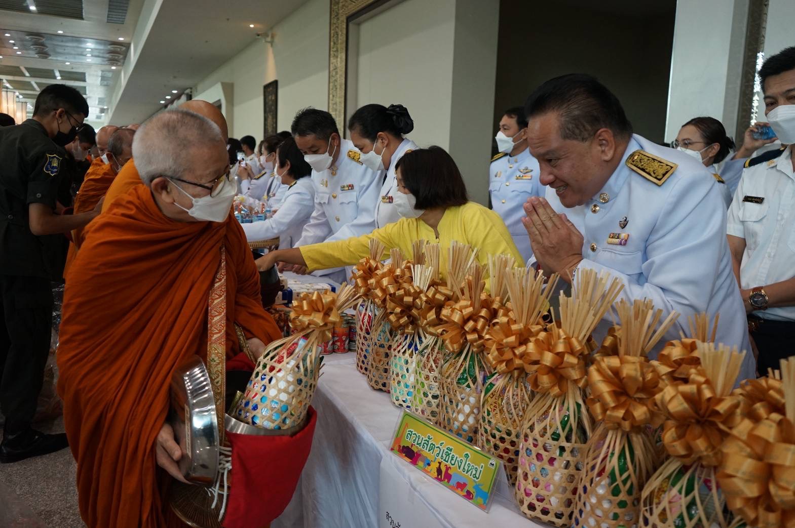 ผอ.สวนสัตว์เชียงใหม่ร่วมพิธีทำบุญตักบาตรถวายเป็นพระราชกุศลในโอกาสวันเฉลิมพระชนมพรรษาในหลวง