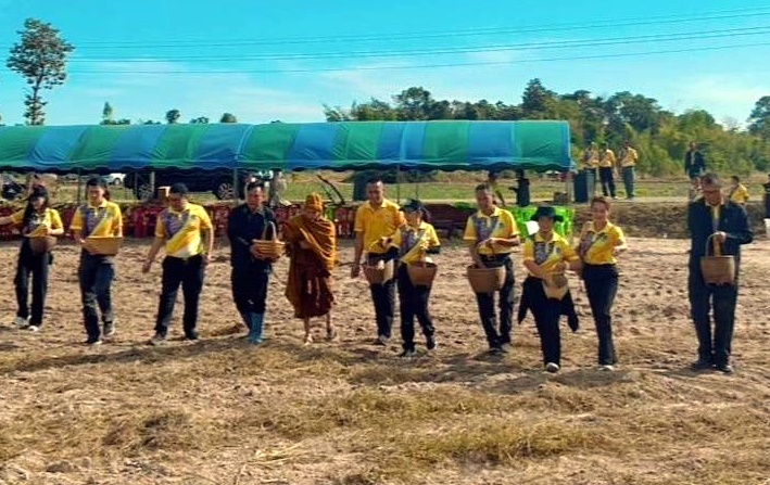 พระสงฆ์-นอภ.เมืองยโสธร นำ KICK OFF 1 ตำบล 1 ถนนทุ่งปอเทือง เมืองเกษตรอินทรีย์