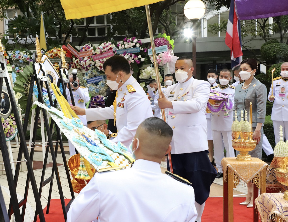 ในหลวง-พระราชินี เสด็จฯวางพวงมาลา เนื่องในวันมหิดล ที่รพ.ศิริราช