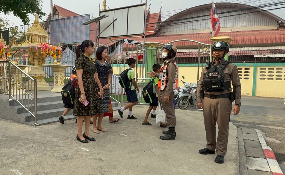 ครูเร่งประสานผู้ปกครอง รับนักเรียนกลับบ้าน หลังมีข่าวมือปืนหลบหนีมานครปฐม