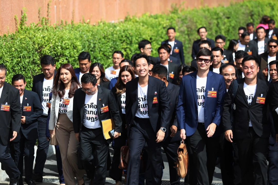 "พิธา" นำทีม สส.ก้าวไกล สวมเสื้อ เราคือผู้แทนราษฎร เรามาจากประชาชน ลั่น "กลับมาแล้ว! มายืนที่เดิม เพิ่มเติมคือ 2X"