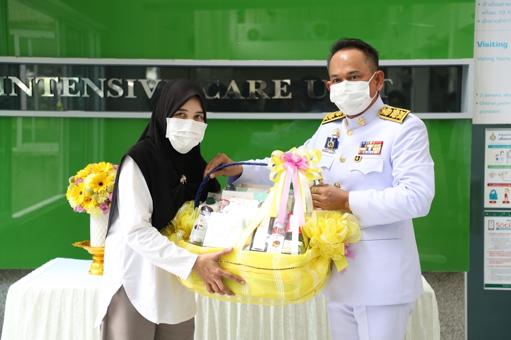 ในหลวง-พระราชินี โปรดเกล้าฯให้เชิญตะกร้าสิ่งของพระราชทาน มอบแก่ จนท.ที่ได้รับบาดเจ็บ จากเหตุการณ์ความไม่สงบในพื้นที่ จ.นราธิวาส     