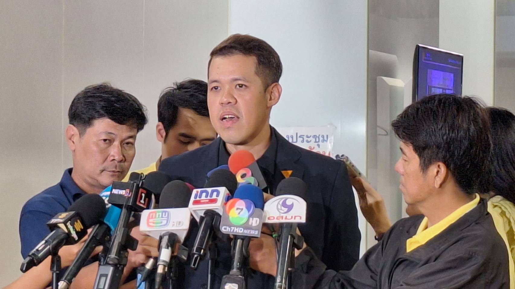 "ฝ่ายค้าน" พร้อมถล่มงบฯ68 เมินองครักษ์พิทักษ์รัฐบาล ซัดตั้งงบ " เจ๊งไม่ว่าเสียหน้าไม่ได้" ดัน "ดิจิทัลวอลเล็ต" ทุกทาง