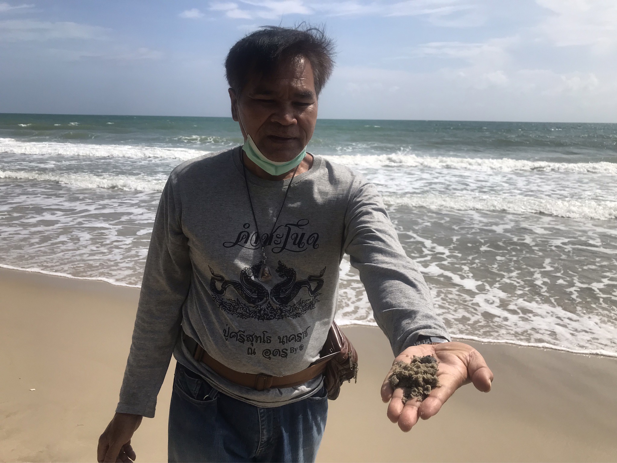 คราบน้ำมันสีดำโผล่ทั่วหาดแหลมแม่พิมพ์  นายกเล็กรุดตรวจสอบ ประสานจนท.ที่เก็บตัวอย่างพิสูจน์