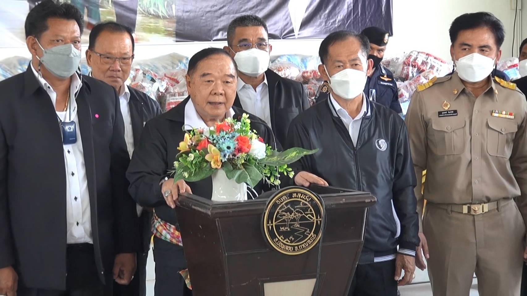 "บิ๊กป้อม" ลงพื้นที่กาญจน์ ประชุมติดตามโครงการผันน้ำเขื่อนศรีนครินทร์ฯตรวจดูสถานการณ์ มอบสิ่งของช่วยเหลือน้ำท่วม
