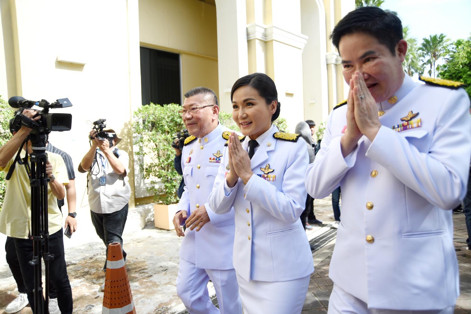 "นฤมล" ควง "อิทธิ-อัครา"  เข้าประชุมครม.นัดพิเศษ อุบตอบการทำงาน รอแถลงก่อน 