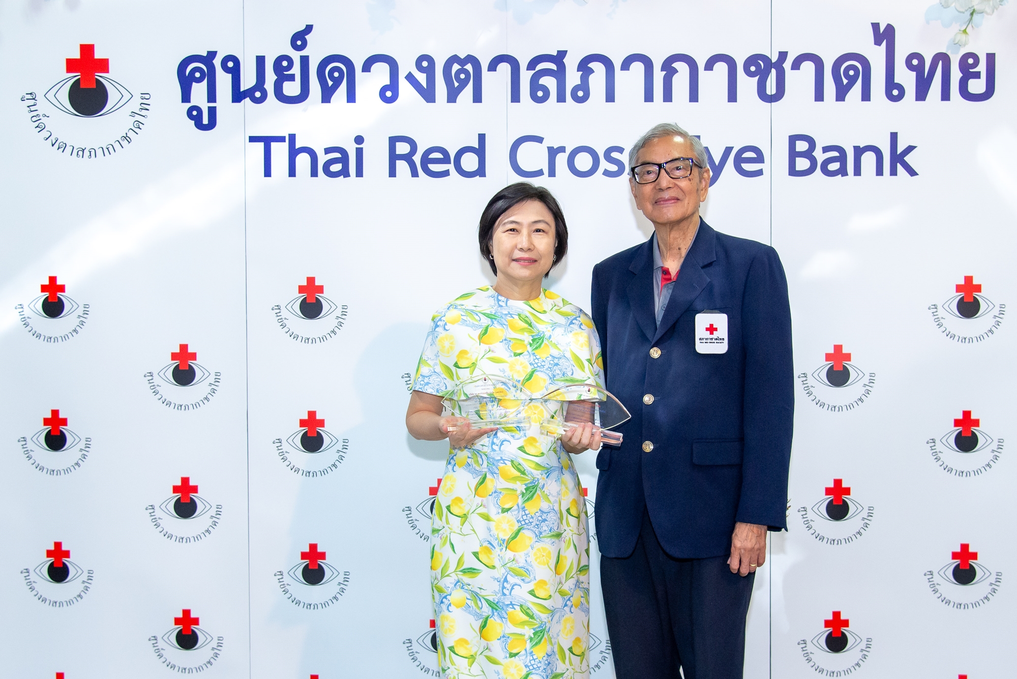 ศูนย์ดวงตา สภากาชาดไทย มอบโล่ขอบคุณ เครือซีพี และ ทรู คอร์ปอเรชั่น องค์กรผู้สนับสนุนและส่งเสริมการบริจาคดวงตา 