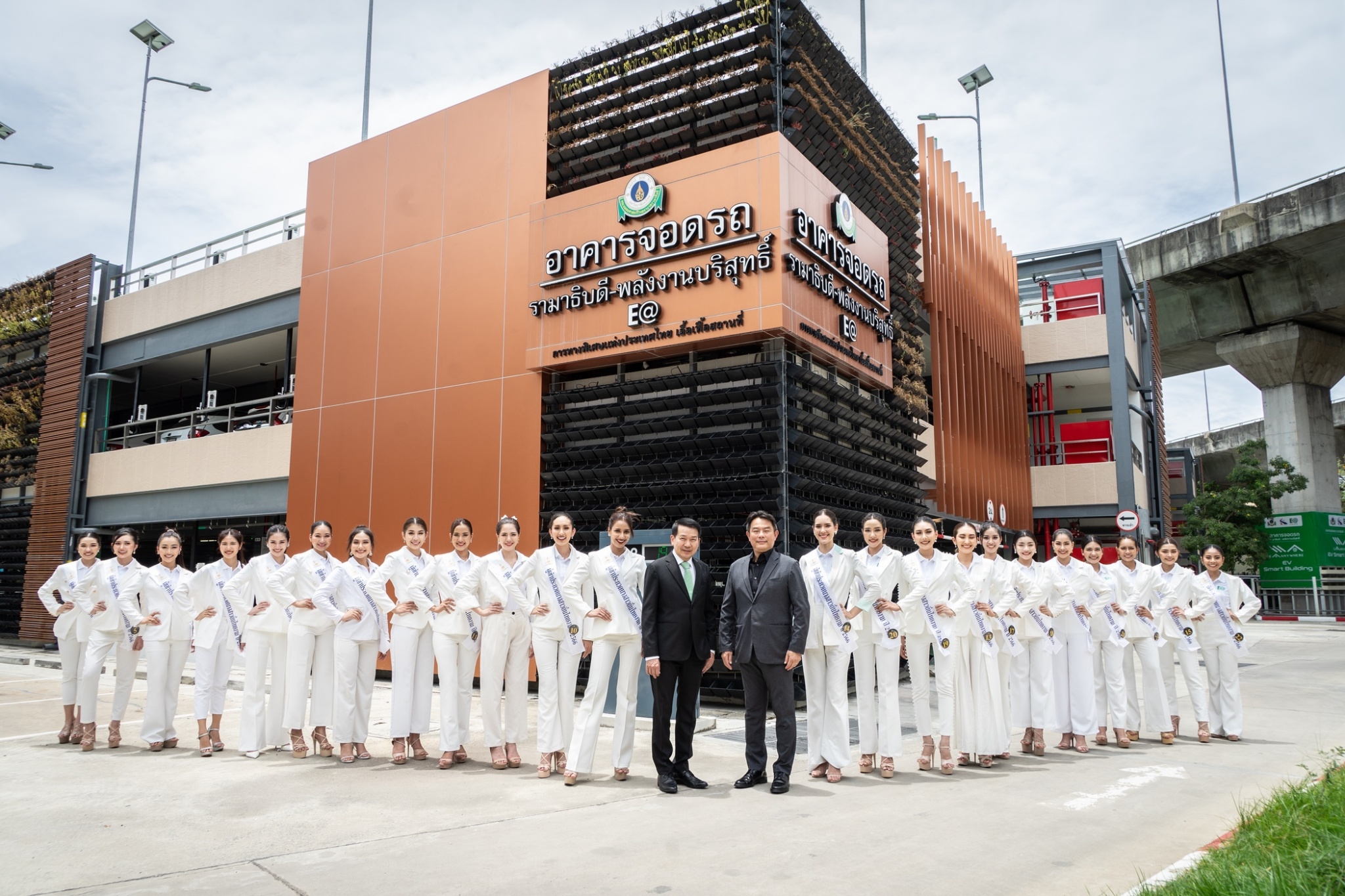 นางสาวถิ่นไทยงาม โปรโมท “EV Smart Building” by EA Anywhere อาคารจอดรถรามาธิบดี–พลังงานบริสุทธิ์