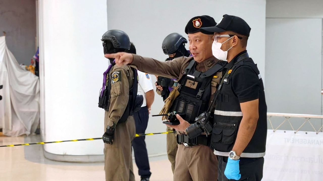 ตร.เร่งตรวจกล้องวงจรปิด-รวบรวมหลักฐาน ล่าโจรบุกปล้นทองกลางห้างอรัญประเทศ     