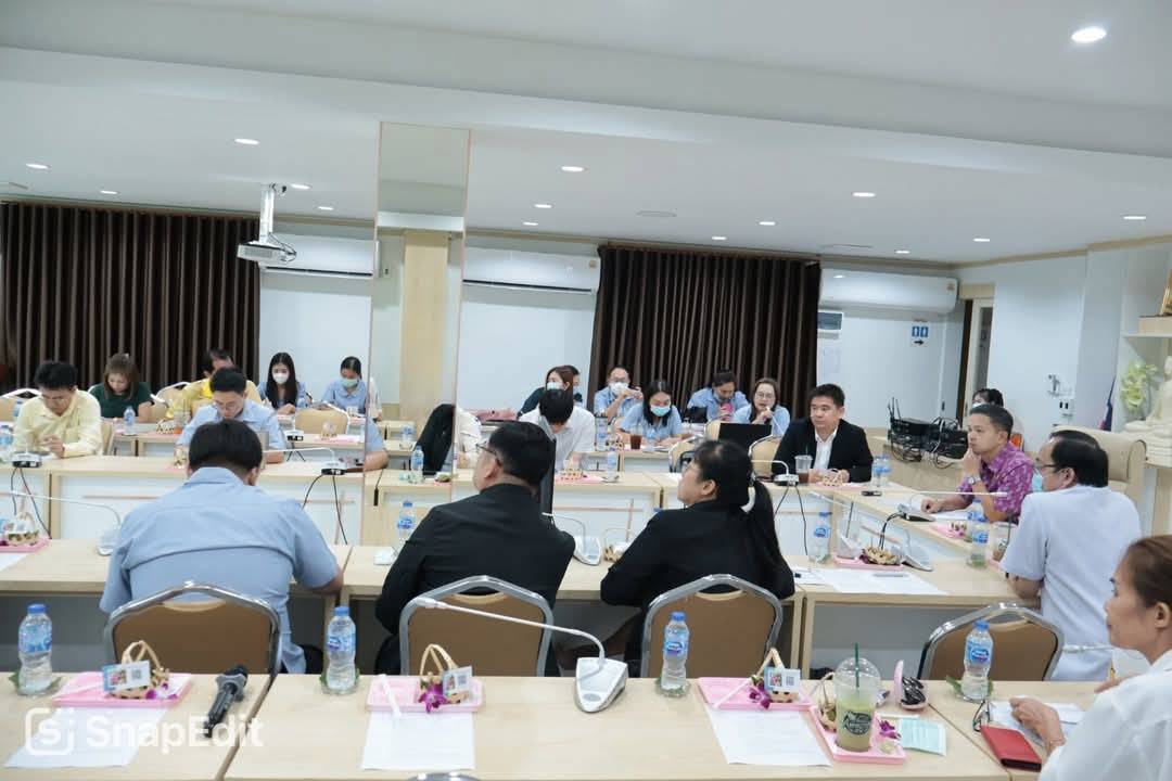 นพ.สสจ.กาญจนบุรี นั่งหัวโต๊ะประชุมบริหารการเงินสุขภาพ