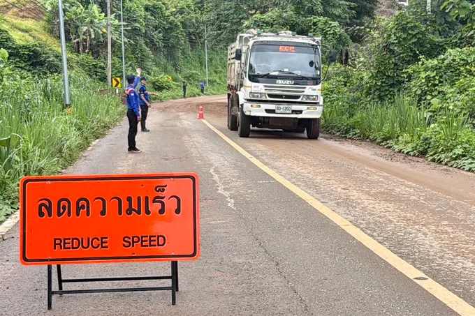 ทหารนพค.36 สนธิกำลังลุยเปิดถนนสาย 105 สบเมย–แม่สอด หลังดินสไลด์ปิดทับเส้นทาง 