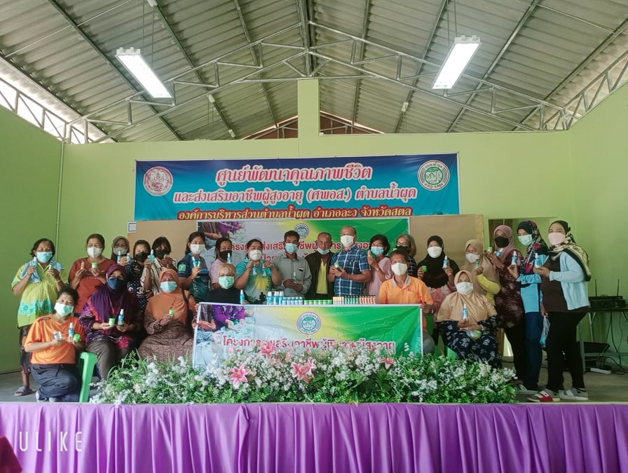 อบต.น้ำผุด เสริมความรู้กลุ่มเปราะบาง ทำเจลล้างมือต่อยอดสร้างอาชีพ