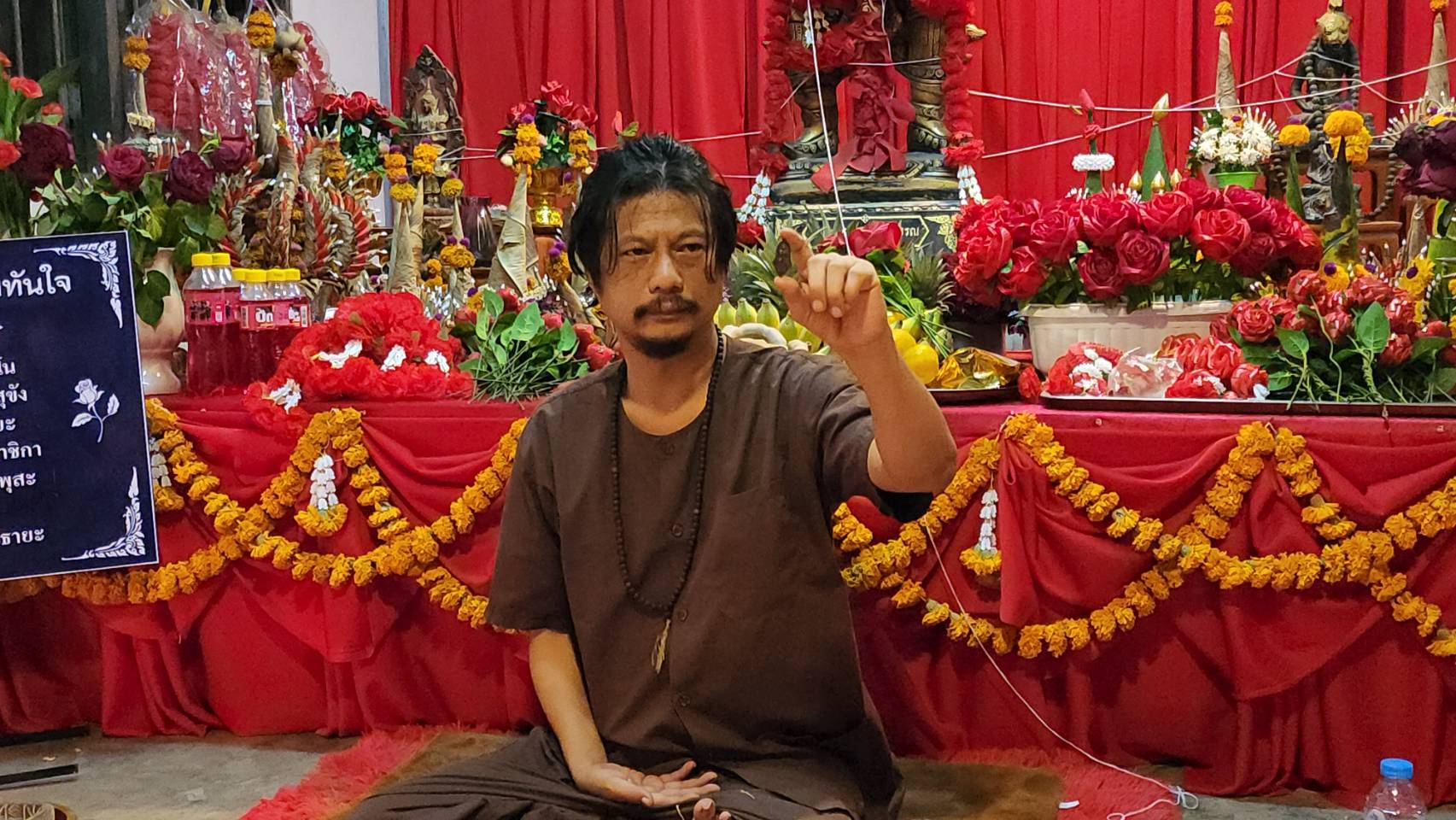 ลูกศิษย์แห่ส่องเลขขันน้ำมนต์พิธีปลุกเสก"ท้าวเวสอภิวรรณ รวยทันใจ" 