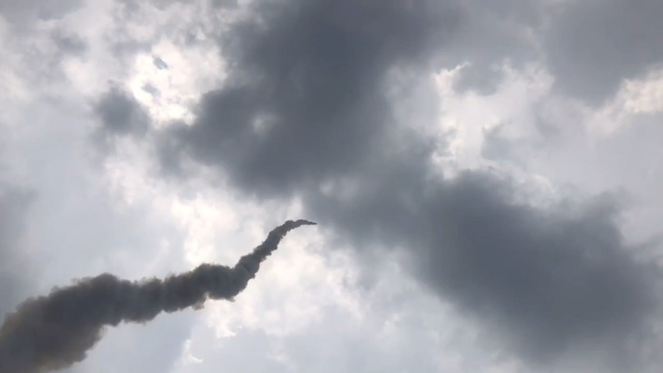 สุรินทร์ฮือฮา! จุดบั้งไฟแสนบั้งแรกฟ้าร้อง–ฝนตั้งเค้า ชาวบ้านเชื่อพญาแถนรับรู้พิธีบูชา 