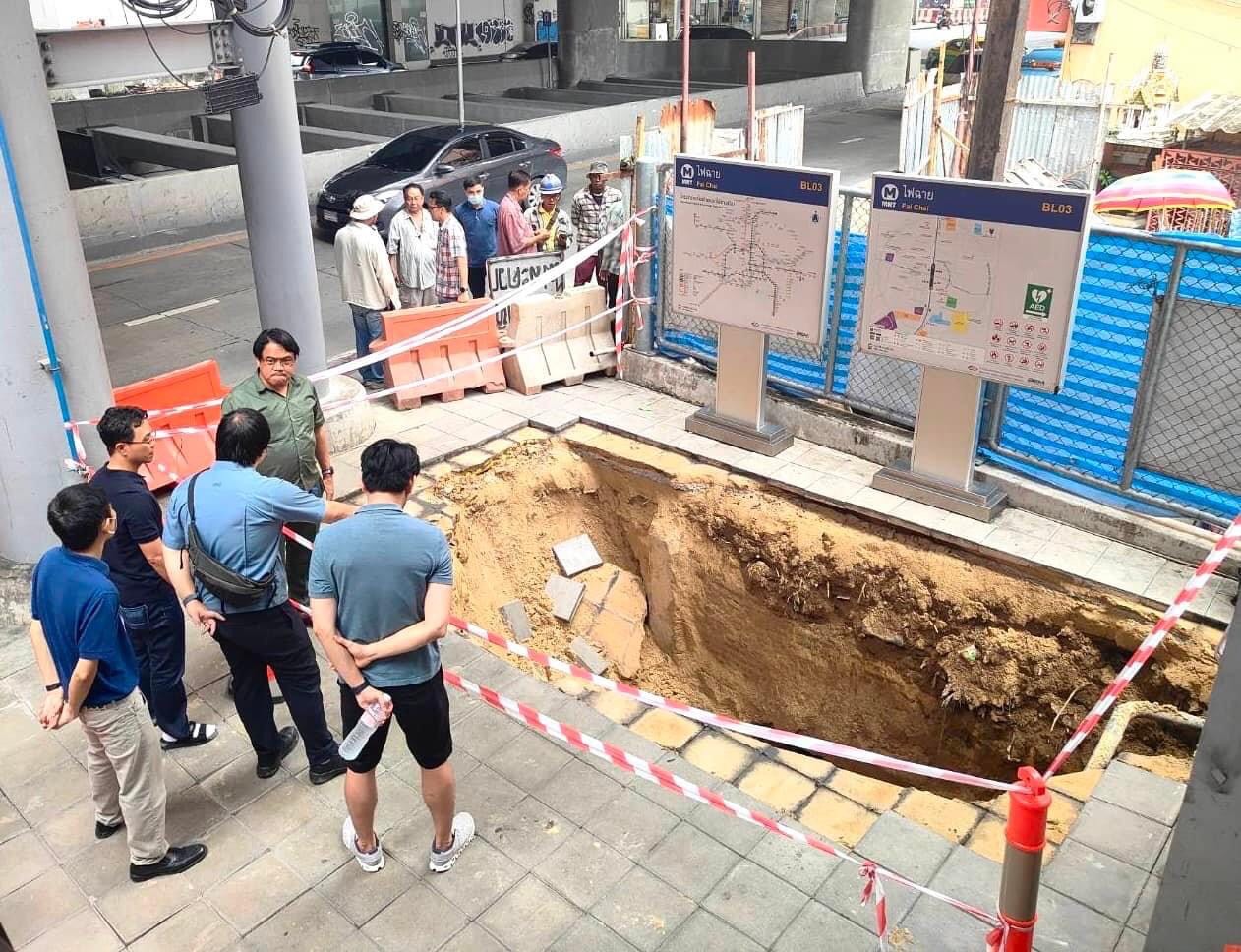 เกิดเหตุพื้นดินทรุด ข้างทางขึ้นสถานีรถไฟฟ้า สามแยกไฟฉาย 
