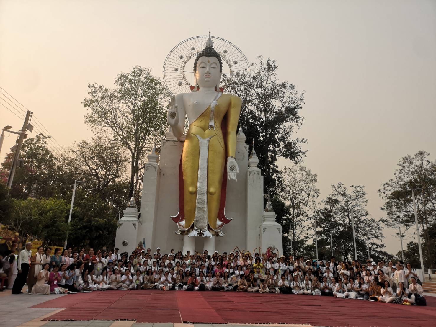นทท.ต่างชาติ แห่เที่ยววัดดอยพระบาท จ.เชียงราย พร้อมฝึกปฏิบัติธรรม ณ ลานธรรมพระพุทธมังรายชัยมงคล
